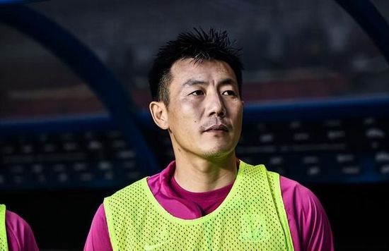 马克（达里奥 葛兰帝内提Darío Grandinetti饰）和贝尼诺（加维埃尔·卡马拉Javier Cámara饰）在一场表演前都被深深打动。马克眼里泪光点点，坐在旁边的贝尼诺看到，心里被某种柔嫩的豪情击到。本觉得是不期而遇，却不意这两个惺惺相惜的汉子往后还有交集。                                      　　马克的女友莉迪亚（罗萨里奥·福罗雷斯Rosario Flores饰）本是一个职